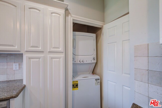 Building Photo - 253 S Elm Dr