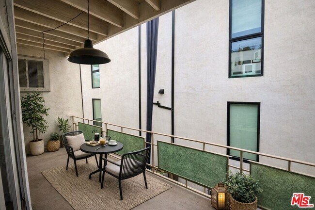 Building Photo - 1333 N Fuller Ave