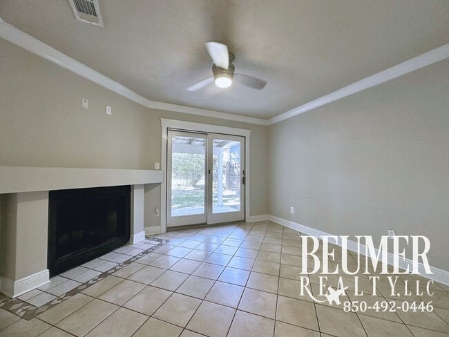 Building Photo - 2br 1.5 ba End Unit Townhome for Rent