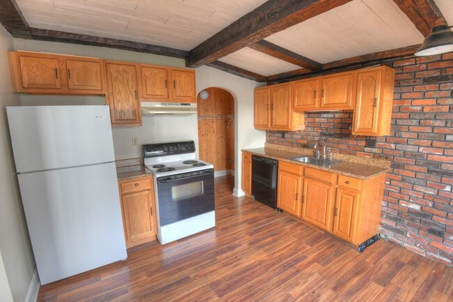 Building Photo - 5 Bed /2 Bath Single Family Home for Rent ...
