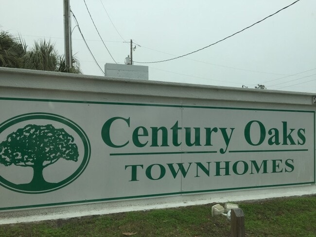 Building Photo - 3 Bedroom Gulfport Townhouse