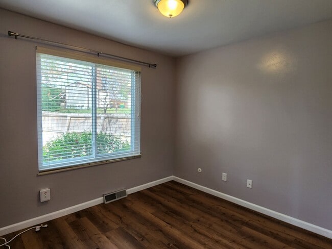 Building Photo - Updated 3 Bedroom Townhome in Great Area!