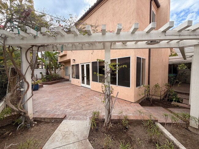 Building Photo - Beautiful 3 Bedroom, 2.5 Bathroom Newport ...