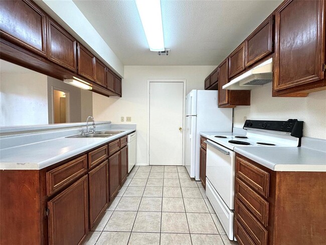 Building Photo - 2203 Creekside Ln