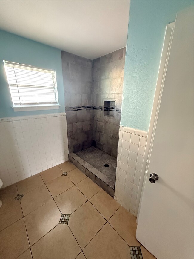 Building Photo - 5107 Avenue Q