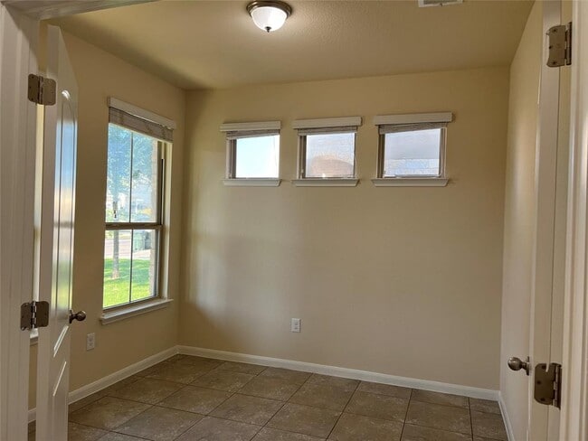Building Photo - 5817 Scenic Lake Dr
