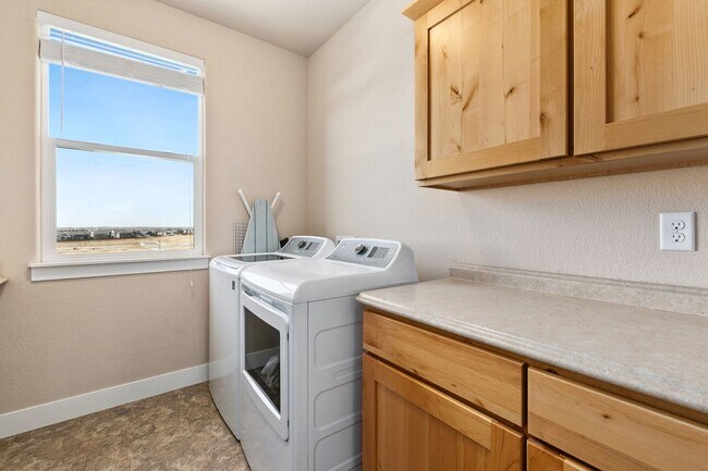 Building Photo - 4 Bedroom, 4 bathroom, Plus office and Loft!