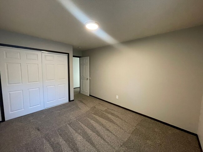 Building Photo - Huge Second floor 2 Bedroom with a Huge pr...