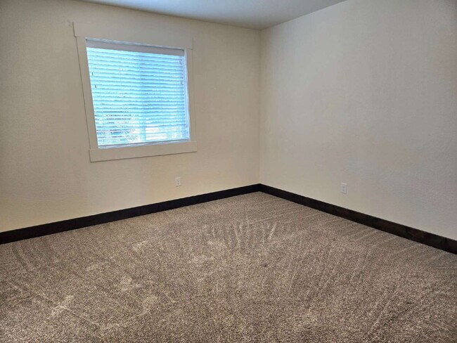 Building Photo - 2 bedroom ,2 bathroom w/ no stairs