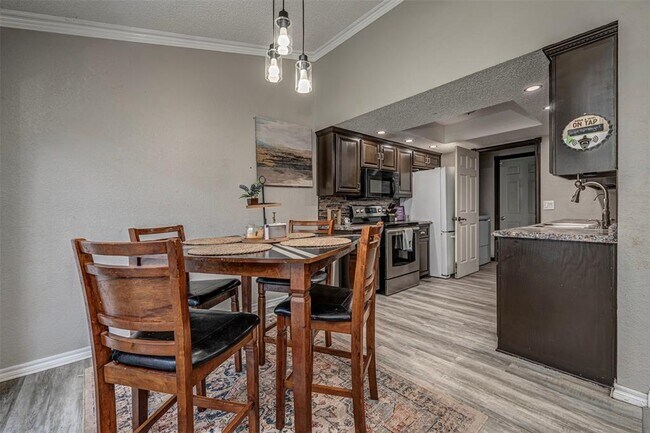 Building Photo - 8421 Woodhue Dr