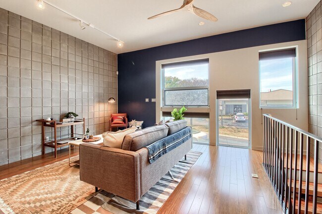 Building Photo - 502 W 55th St