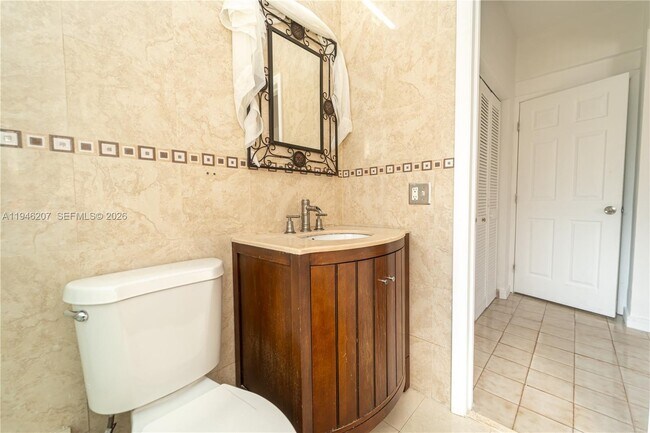 Building Photo - 919 SW 25th Ave