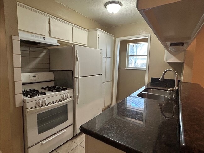 Building Photo - 937 Fresa Rd