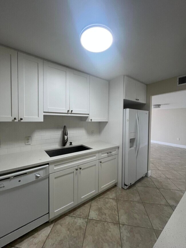 Building Photo - 5600 N Flagler Dr