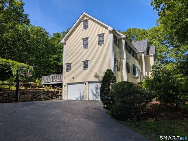 Building Photo - 12 Carriage Hill Rd
