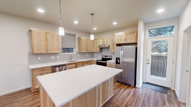 Building Photo - Modern Luxury Townhome: Convenient Urban L...