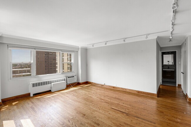 Building Photo - 2909 N Sheridan Rd