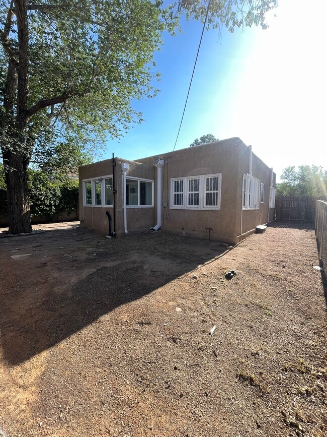 Building Photo - 407 Harvard Dr SE