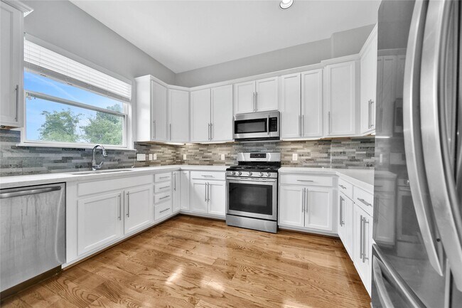 Building Photo - 626 E 28th St