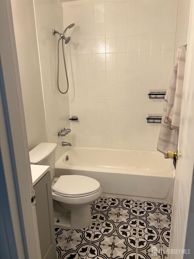 Building Photo - 18 Lake Ave