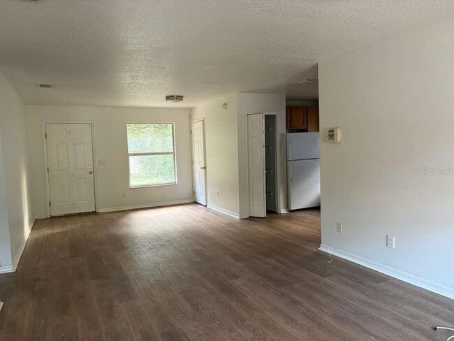 Building Photo - 548 E Walts Ave