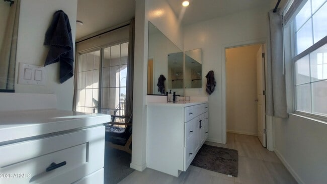 Building Photo - 290 E Markwood Dr