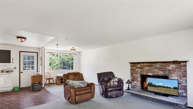 Building Photo - $1000 off first month rent w/ 12-month lea...