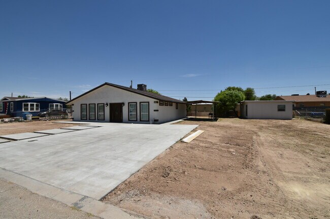 Building Photo - 330 Plantation Dr