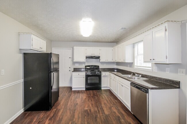 Building Photo - 2175 Red Rose Ln