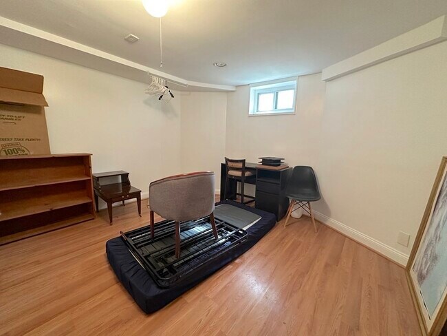 Building Photo - 20 Rossmore St