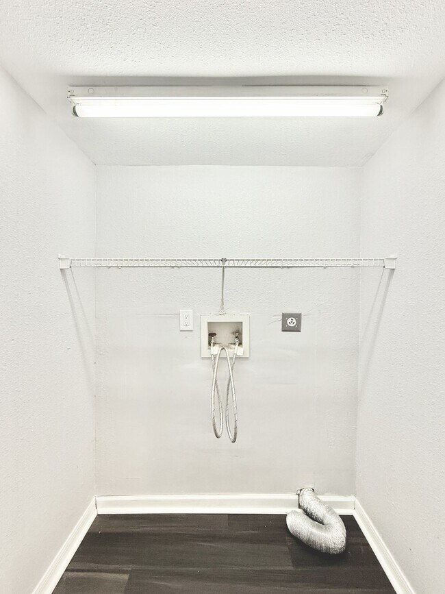 Building Photo - 7111 Onyx Dr N