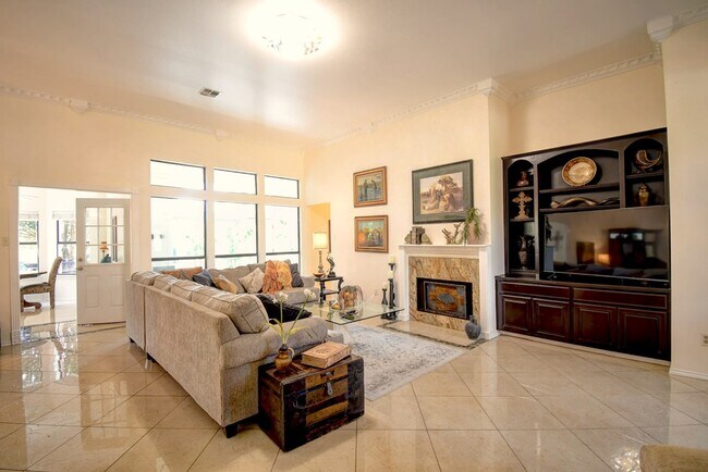 Building Photo - 719 Oak Hollow Dr