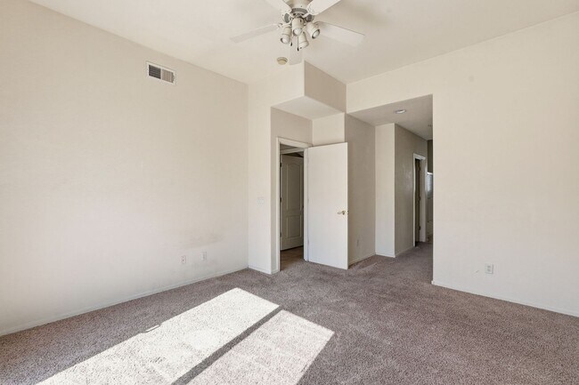 Building Photo - Gated Community, close to 101 and Arrowhead!