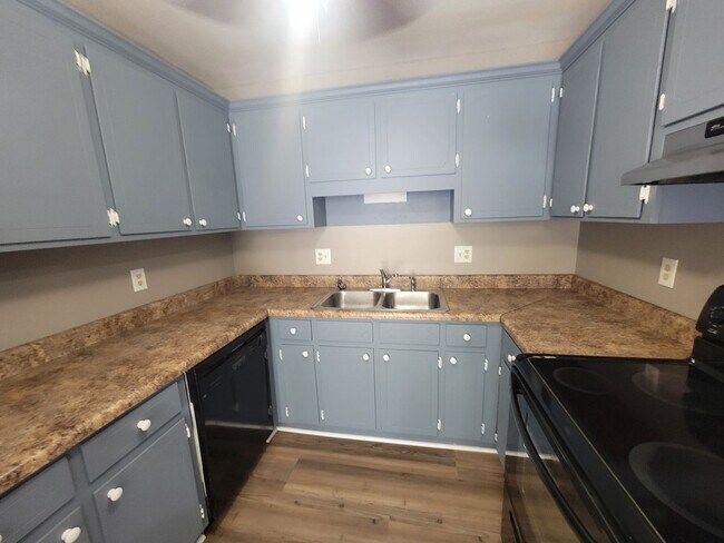 Building Photo - 3737 Woodcock Dr