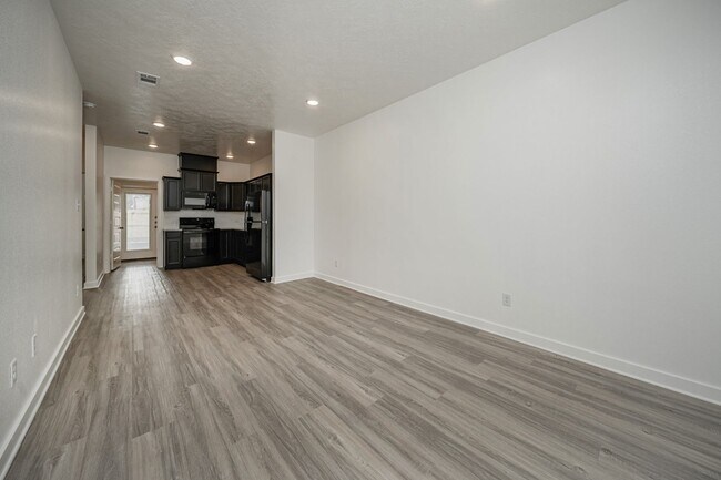 Building Photo - 1608 W 5th St