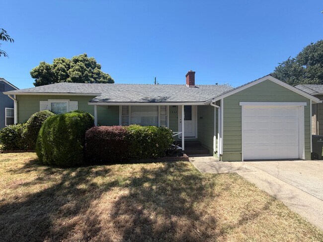 Building Photo - 2 Bedroom | 1 Bathroom | Single family in East Sacramento