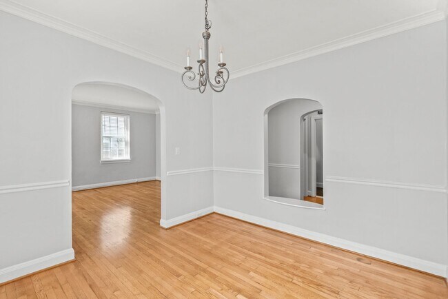Building Photo - 920 Monticello Terrace