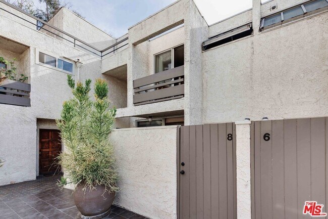 Building Photo - 960 N San Vicente Blvd