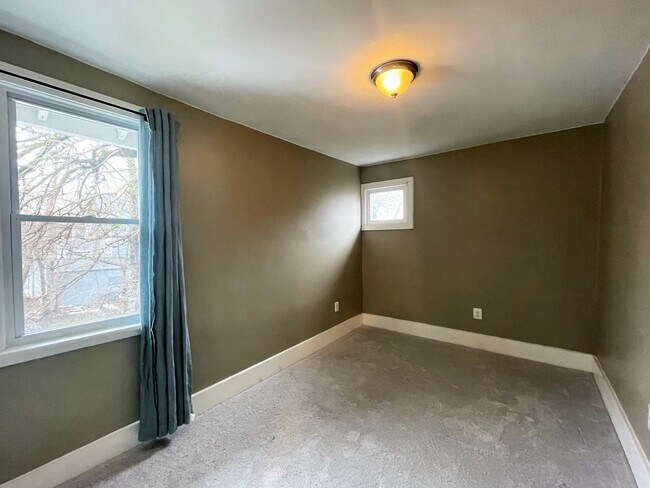 Building Photo - Single Family Home 3 beds 1.5 bath Availab...