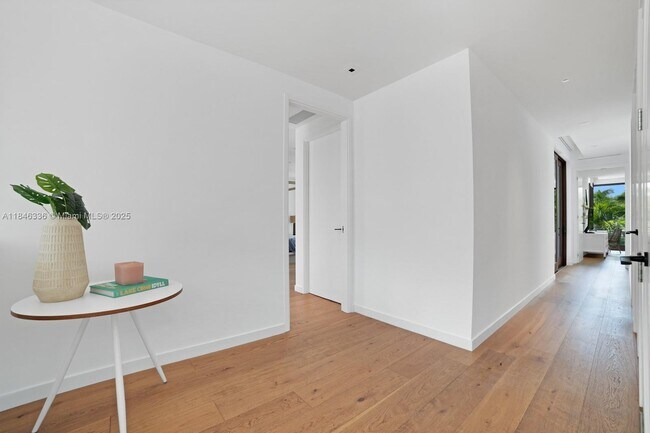 Building Photo - 110 Venetian Way