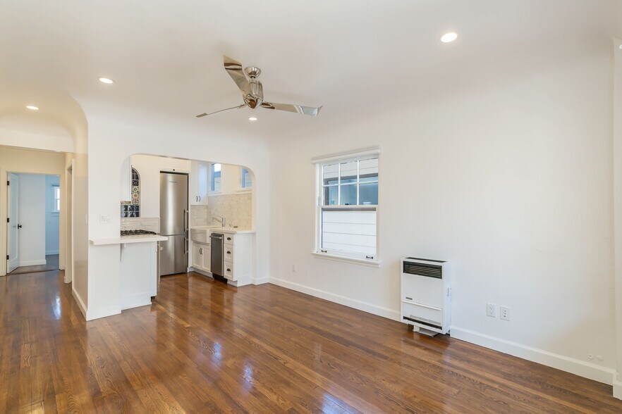 Building Photo - 915 Manhattan Ave