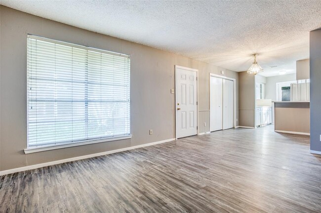 Building Photo - 607 Thrush Ave