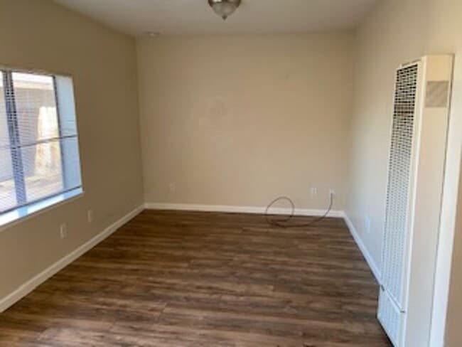 Building Photo - Midtown - Convenient Duplex - Move in Ready!