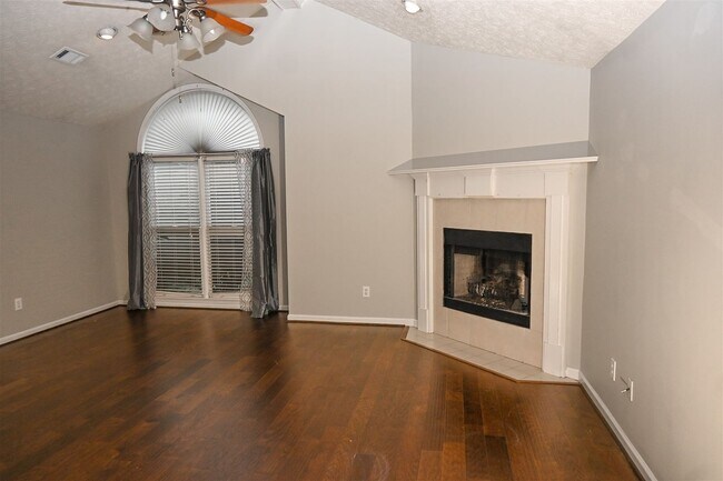 Building Photo - 332 W Pine Dr