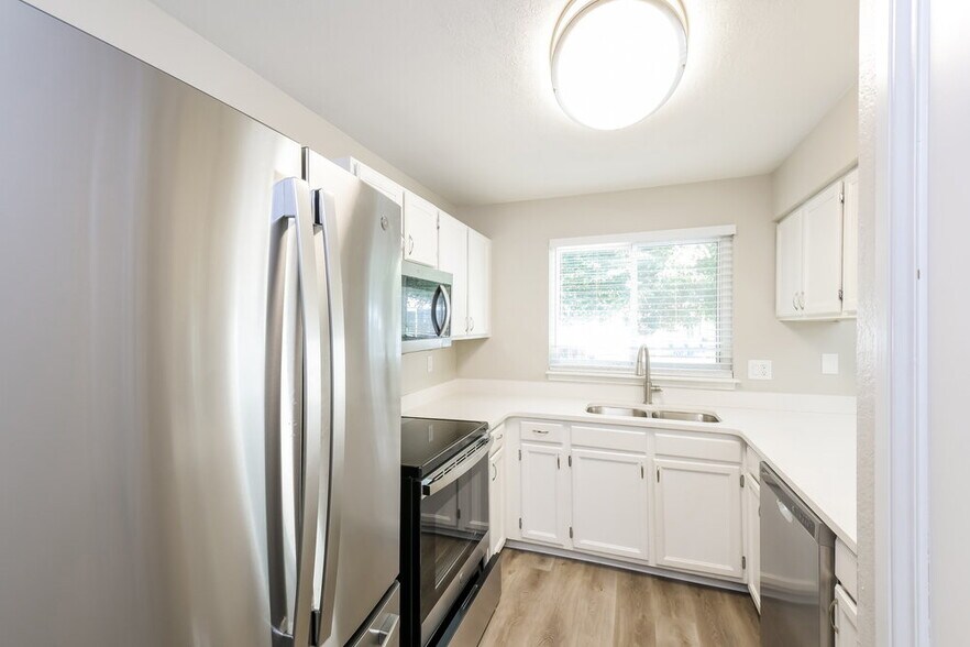 Building Photo - 17704 E Bellewood Dr