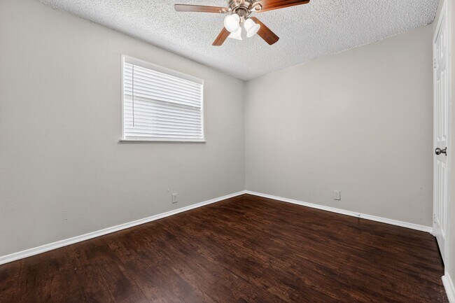 Building Photo - 2 Weeks Free! Spacious 4BR Townhome with Fenced Yard in Lago Vista