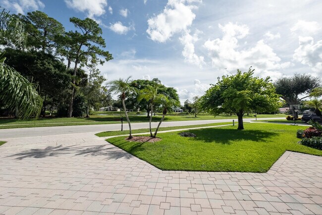 Building Photo - 15622 Cypress Park Dr