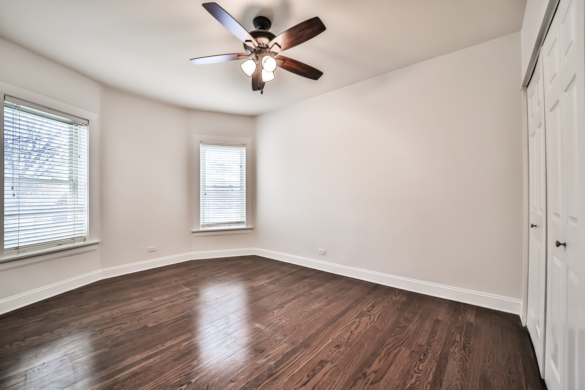 Building Photo - 734 W Waveland Ave