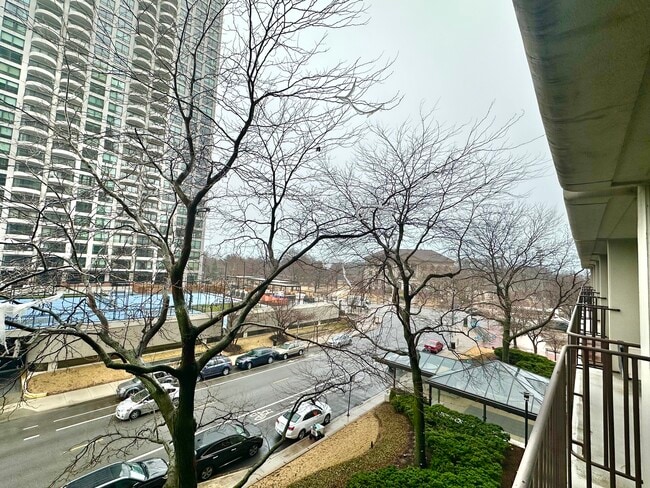 Building Photo - 1960 N Lincoln Park W