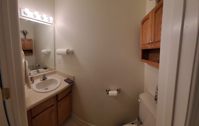 Building Photo - Beautiful 3 bed 2.5 bath home located in the Las Colinas Area!